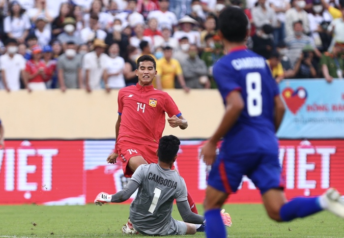 Cầu thủ U23 Lào dùng tay cho vào miệng cầu thủ Campuchia nằm bất động tránh cánh lưỡi - Ảnh 8.