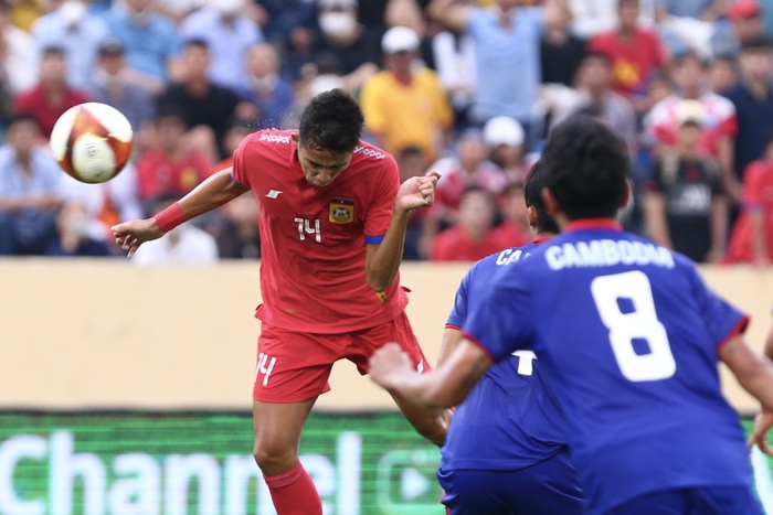 Cầu thủ U23 Lào dùng tay cho vào miệng cầu thủ Campuchia nằm bất động tránh cánh lưỡi - Ảnh 9.