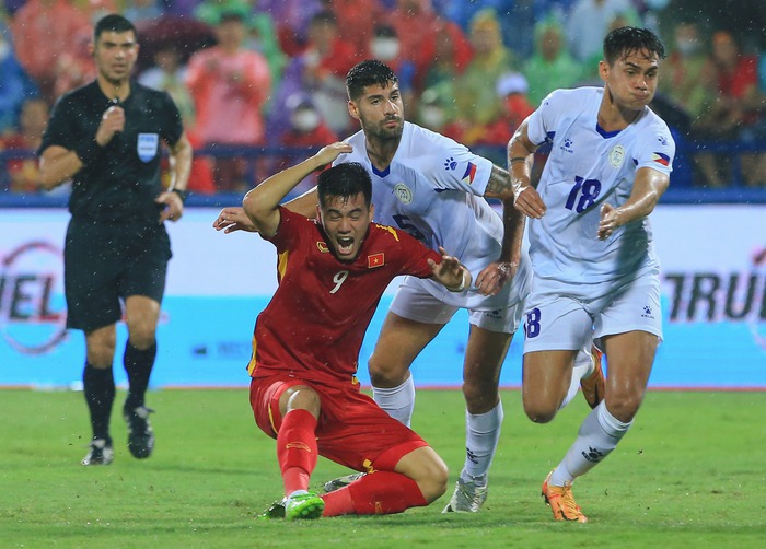 Bị khiêu khích, tiền đạo U23 Việt Nam húc đầu đối thủ  - Ảnh 7.