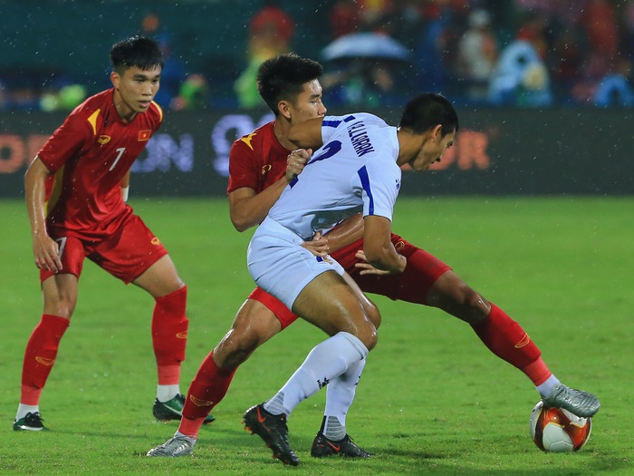 Bị khiêu khích, tiền đạo U23 Việt Nam húc đầu đối thủ  - Ảnh 5.