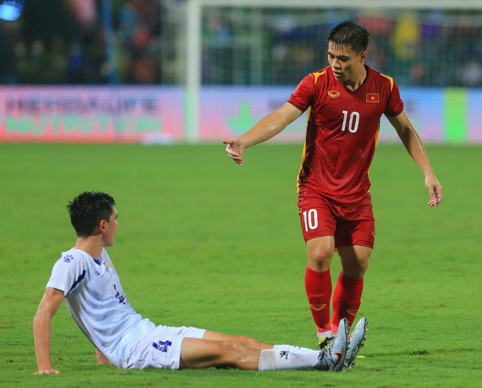 Đội phó U23 Việt Nam có hành động đẹp với đối thủ U23 Philippines - Ảnh 4.