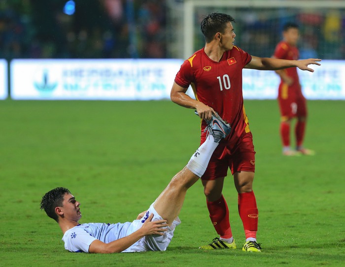 Đội phó U23 Việt Nam có hành động đẹp với đối thủ U23 Philippines - Ảnh 3.