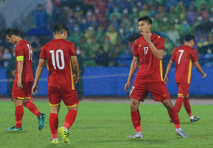 Bị khiêu khích, tiền đạo U23 Việt Nam húc đầu đối thủ  - Ảnh 6.