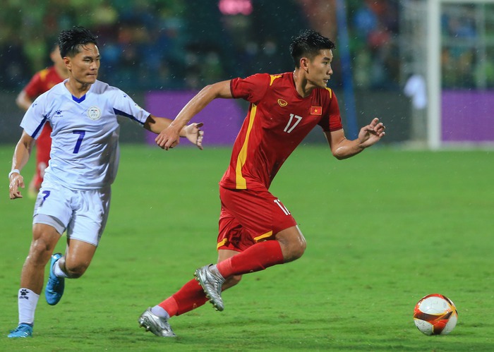 Bị khiêu khích, tiền đạo U23 Việt Nam húc đầu đối thủ  - Ảnh 4.