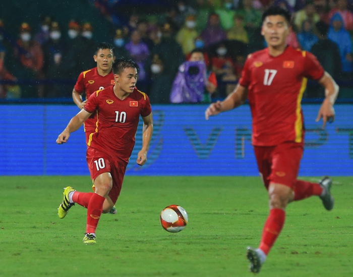 Đội phó U23 Việt Nam có hành động đẹp với đối thủ U23 Philippines - Ảnh 1.