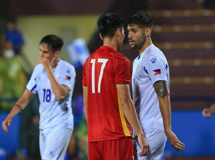 Bị khiêu khích, tiền đạo U23 Việt Nam húc đầu đối thủ  - Ảnh 1.