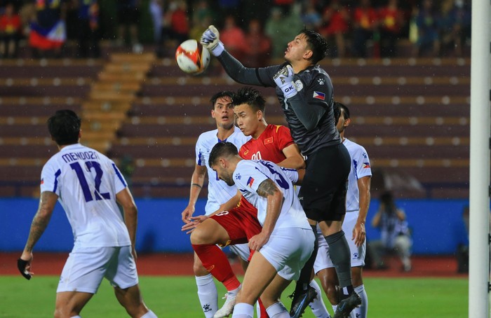 Bị khiêu khích, tiền đạo U23 Việt Nam húc đầu đối thủ  - Ảnh 8.