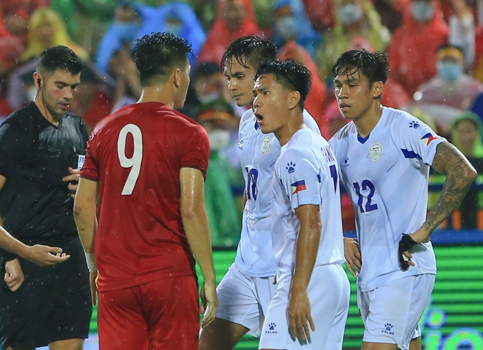 Bị khiêu khích, tiền đạo U23 Việt Nam húc đầu đối thủ  - Ảnh 3.