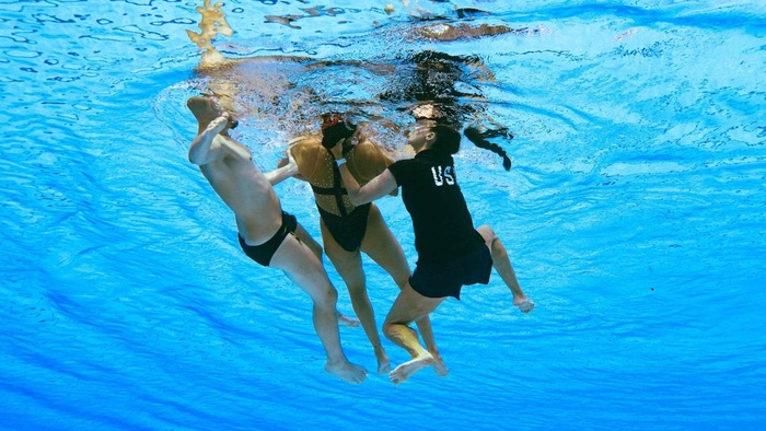VĐV bơi chìm xuống đáy bể tại giải vô địch thế giới - Ảnh 2.