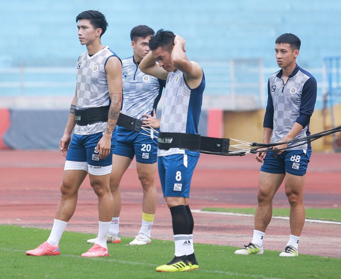 Văn Hậu báo tin vui, Duy Mạnh suýt ngã trước buổi tập của Hà Nội FC chuẩn bị đấu Nam Định  - Ảnh 3.
