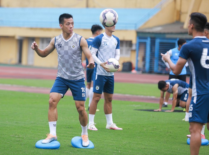 Văn Hậu báo tin vui, Duy Mạnh suýt ngã trước buổi tập của Hà Nội FC chuẩn bị đấu Nam Định  - Ảnh 8.