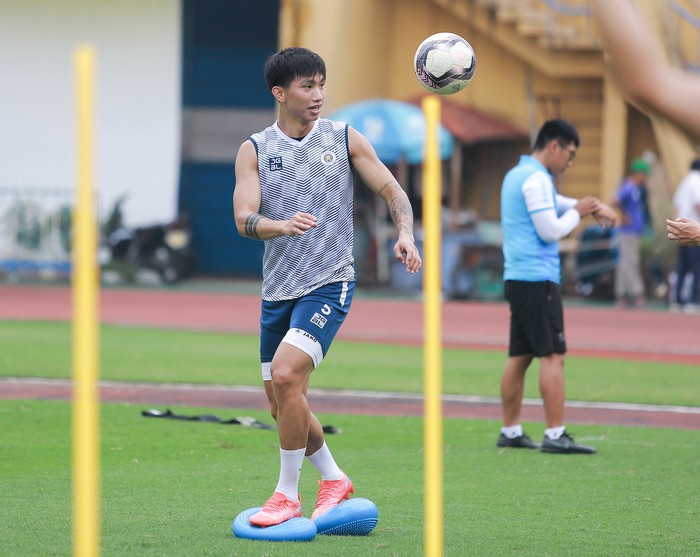 Văn Hậu báo tin vui, Duy Mạnh suýt ngã trước buổi tập của Hà Nội FC chuẩn bị đấu Nam Định  - Ảnh 4.