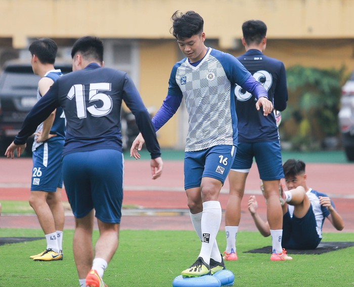 Văn Hậu báo tin vui, Duy Mạnh suýt ngã trước buổi tập của Hà Nội FC chuẩn bị đấu Nam Định  - Ảnh 6.