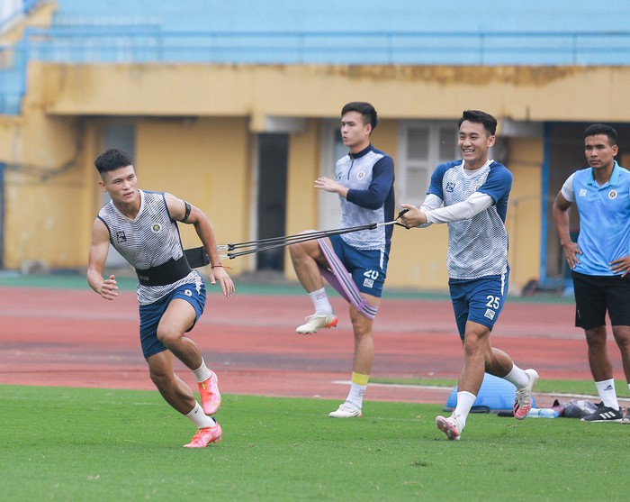 Văn Hậu báo tin vui, Duy Mạnh suýt ngã trước buổi tập của Hà Nội FC chuẩn bị đấu Nam Định  - Ảnh 9.
