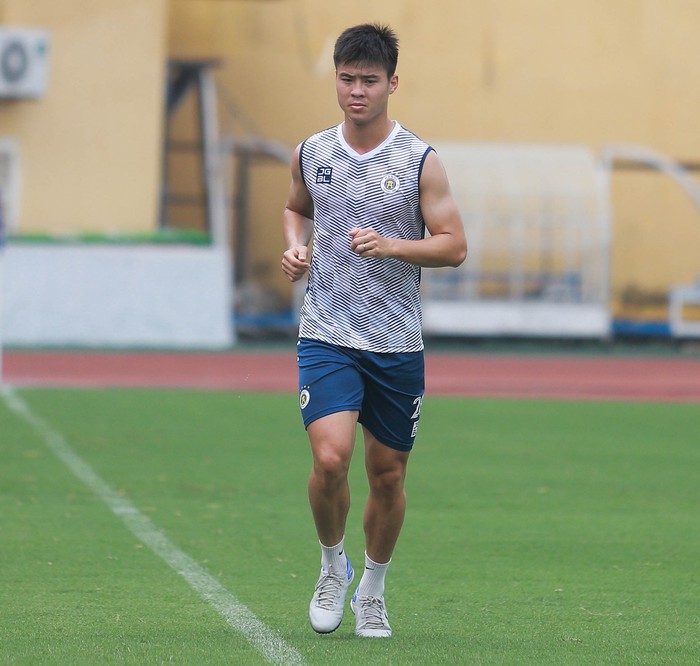 Văn Hậu báo tin vui, Duy Mạnh suýt ngã trước buổi tập của Hà Nội FC chuẩn bị đấu Nam Định  - Ảnh 2.