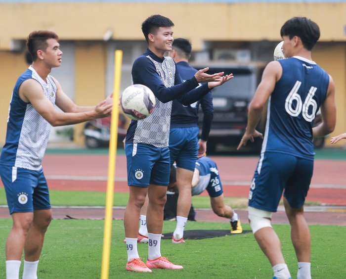 Văn Hậu báo tin vui, Duy Mạnh suýt ngã trước buổi tập của Hà Nội FC chuẩn bị đấu Nam Định  - Ảnh 7.