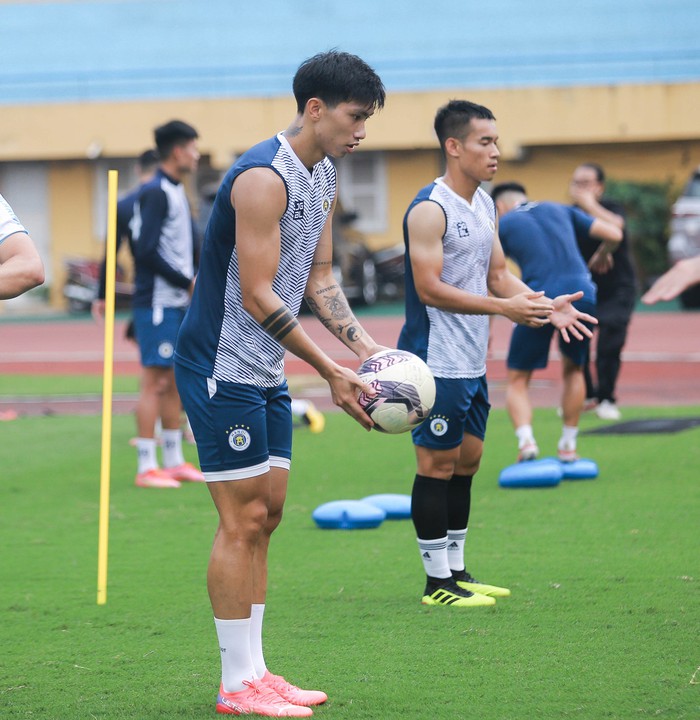 Văn Hậu báo tin vui, Duy Mạnh suýt ngã trước buổi tập của Hà Nội FC chuẩn bị đấu Nam Định  - Ảnh 5.