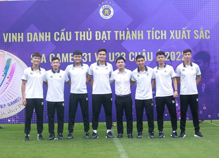Văn Hậu báo tin vui, Duy Mạnh suýt ngã trước buổi tập của Hà Nội FC chuẩn bị đấu Nam Định  - Ảnh 12.