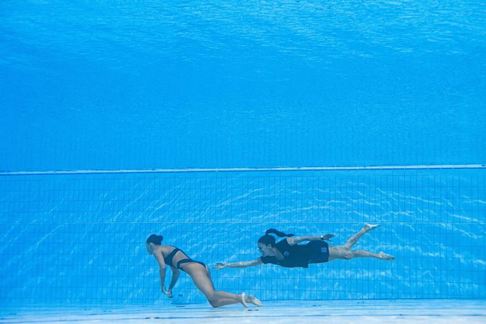VĐV bơi chìm xuống đáy bể tại giải vô địch thế giới - Ảnh 1.