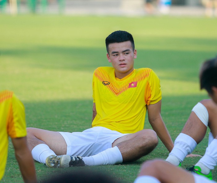 Cầu thủ U19 Việt Nam thi nhau hái xoài, giúp đàn chị đội tuyển nữ tìm dép - Ảnh 12.