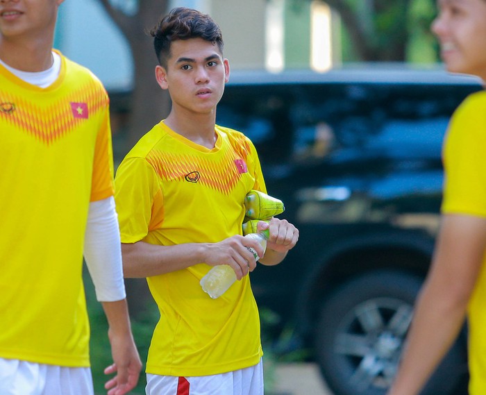Cầu thủ U19 Việt Nam thi nhau hái xoài, giúp đàn chị đội tuyển nữ tìm dép - Ảnh 1.