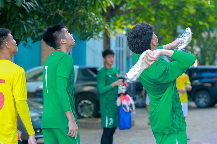 Cầu thủ U19 Việt Nam thi nhau hái xoài, giúp đàn chị đội tuyển nữ tìm dép - Ảnh 5.