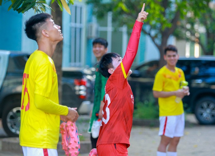 Cầu thủ U19 Việt Nam thi nhau hái xoài, giúp đàn chị đội tuyển nữ lấy dép mắc kẹt trên cây - Ảnh 2.