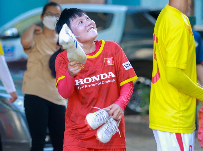 Cầu thủ U19 Việt Nam thi nhau hái xoài, giúp đàn chị đội tuyển nữ tìm dép - Ảnh 3.