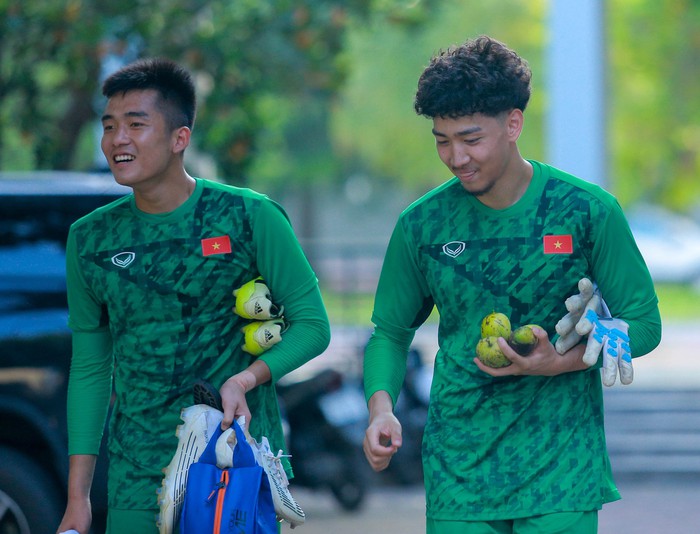 Cầu thủ U19 Việt Nam thi nhau hái xoài, giúp đàn chị đội tuyển nữ lấy dép mắc kẹt trên cây - Ảnh 10.
