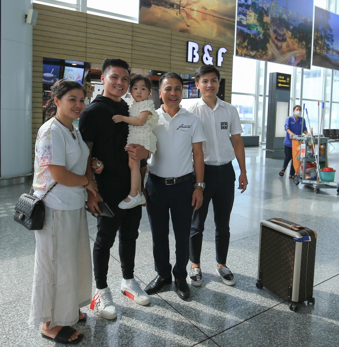 Mẹ Quang Hải mắt ngấn lệ chia tay con trai ở sân bay - Ảnh 7.