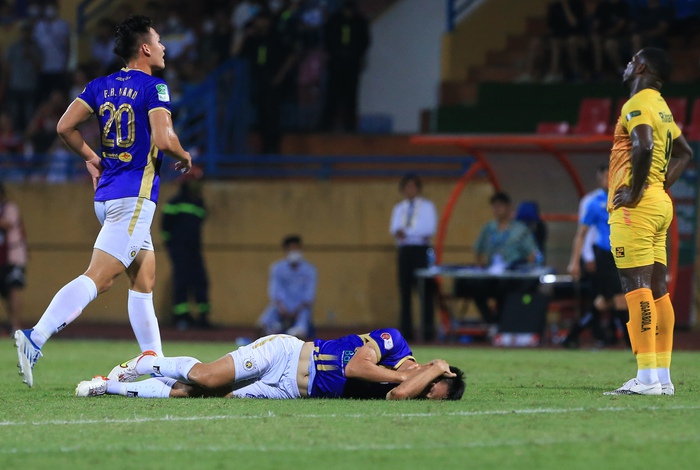 Hanoi FC and Haiphong players clash after Hung Dung lies on the pitch - Photo 1.