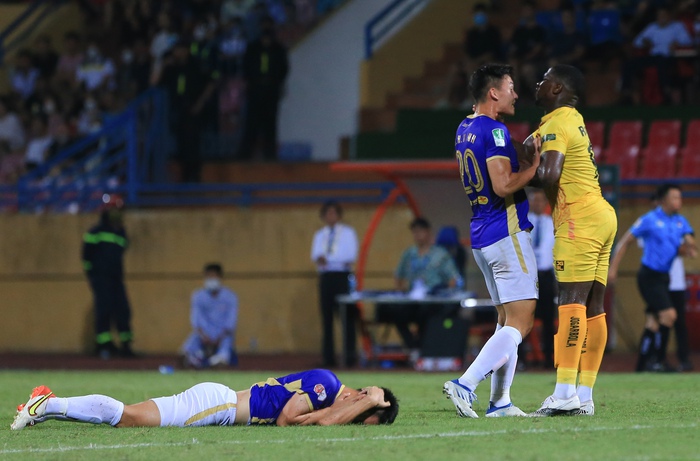 Hanoi FC and Haiphong players clash after Hung Dung lies on the pitch - Photo 2.