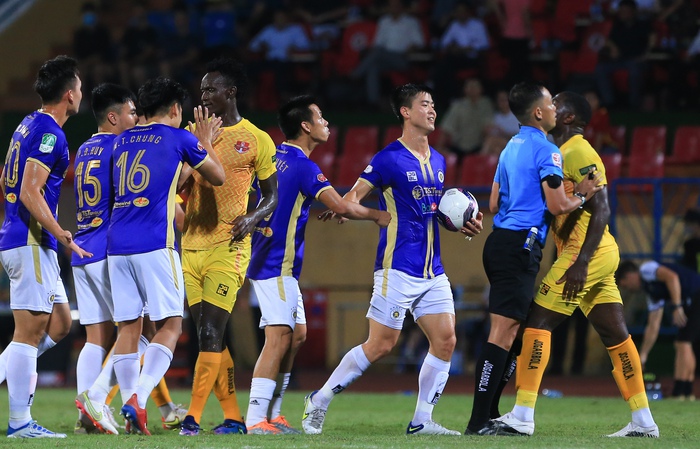 Hanoi FC and Haiphong players clash after Hung Dung lies on the pitch - Photo 6.