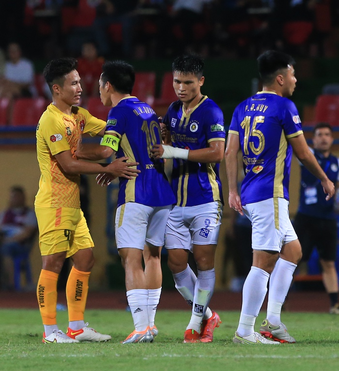Hanoi FC and Haiphong players clash after Hung Dung lies on the pitch - Photo 8.