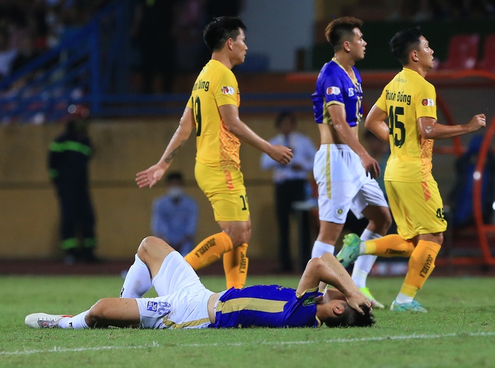 Hanoi FC and Haiphong players clash after Hung Dung lies on the pitch - Photo 7.