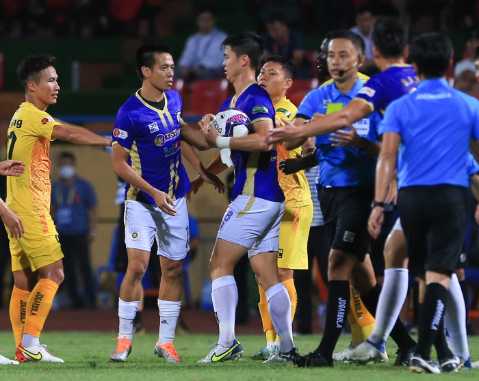 Hanoi FC and Haiphong players clash after Hung Dung lies on the pitch - Photo 9.