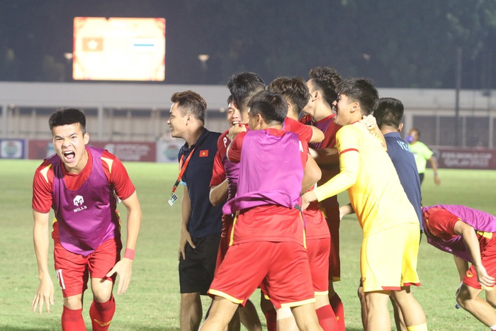 Coach Dinh The Nam reveals plans for U19 Vietnam after winning U19 Southeast Asia semi-final ticket - Photo 1.
