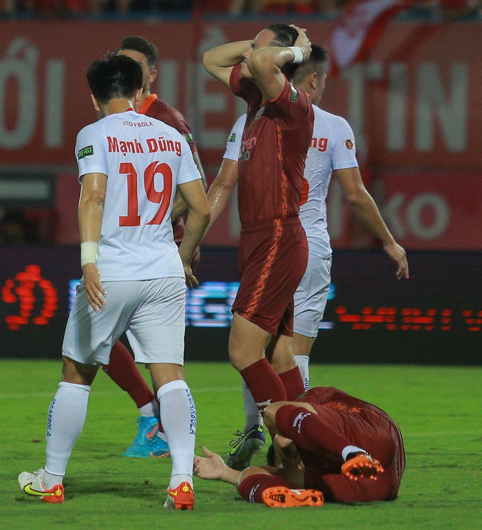 Ho Tan Tai misses the chance to cut the score for the tie, bows his head sadly - Photo 1.