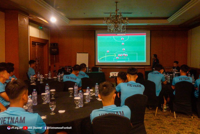 Coach Dinh The Nam announced the roster of 23 players registered to play against Indonesia U19 - Photo 2.