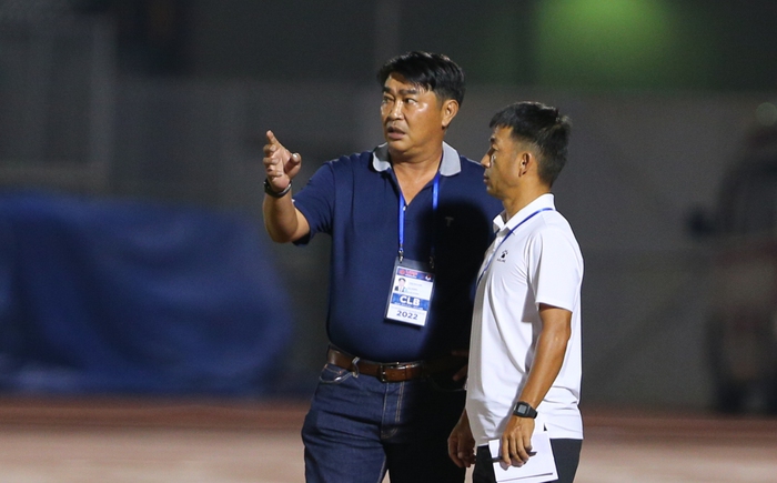 Con trai Huy Toàn xuống sân ăn mừng chiến thắng cùng cầu thủ CLB TP.HCM - Ảnh 7.