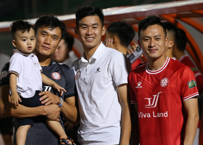 Con trai Huy Toàn xuống sân ăn mừng chiến thắng cùng cầu thủ CLB TP.HCM - Ảnh 1.
