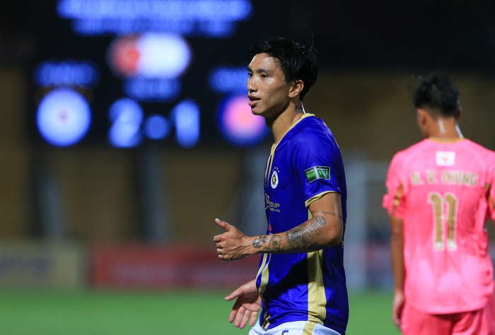 Văn Hậu chưa thể đá cả trận, Hà Nội FC lần đầu ghi 3 bàn - Ảnh 1.