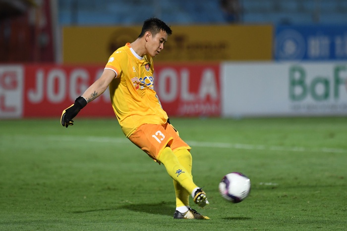 Sao trẻ U23 thét lớn vì bỏ lỡ cơ hội &quot;trời cho&quot;, Tuấn Hải mở tài khoản tại V.League 2022 - Ảnh 2.
