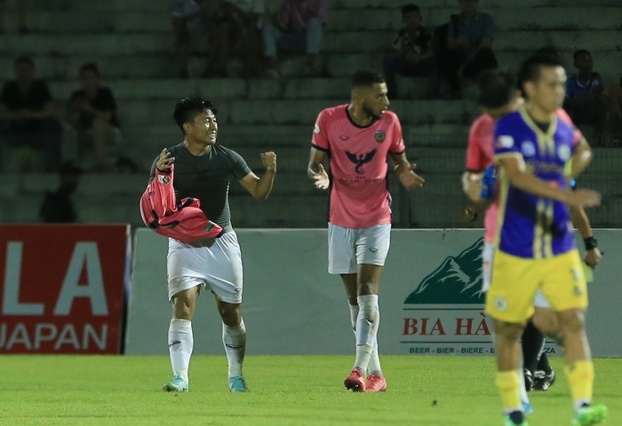 Thành Chung cứu thua đưa Hà Nội FC lên đỉnh bảng, nhảy lên ôm chầm Tấn Trường ăn mừng - Ảnh 9.