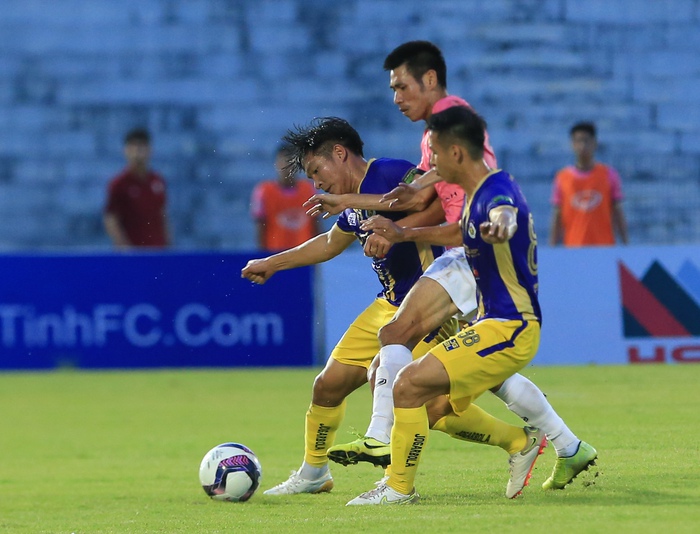 Thành Chung cứu thua đưa Hà Nội FC lên đỉnh bảng, nhảy lên ôm chầm Tấn Trường ăn mừng - Ảnh 4.