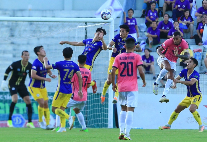 Thành Chung cứu thua đưa Hà Nội FC lên đỉnh bảng, nhảy lên ôm chầm Tấn Trường ăn mừng - Ảnh 6.