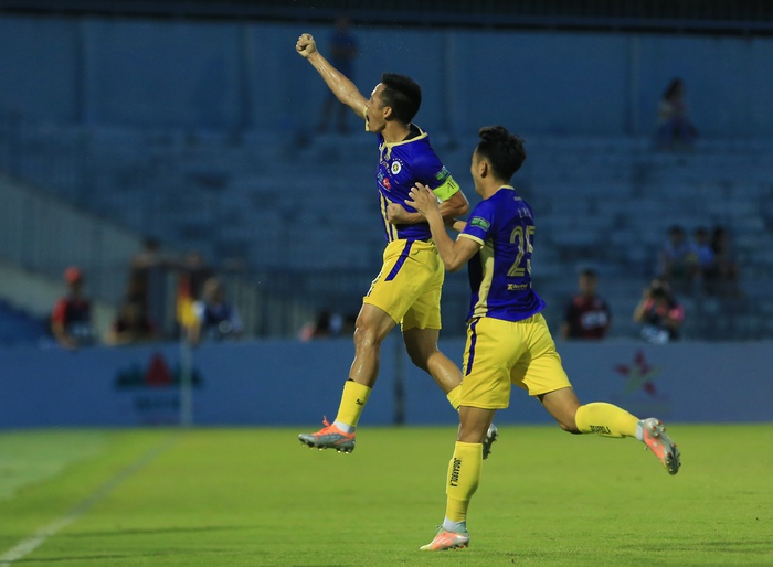 Thành Chung cứu thua đưa Hà Nội FC lên đỉnh bảng, nhảy lên ôm chầm Tấn Trường ăn mừng - Ảnh 7.
