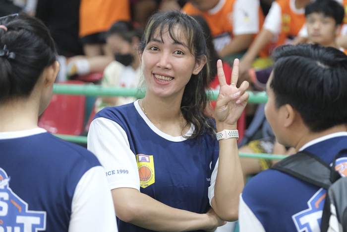 Huỳnh Thị Ngoan chơi bóng cùng thí sinh TIS TRY OUT 2022, Tú &quot;Kobi&quot; tiết lộ bí quyết cao lớn - Ảnh 1.
