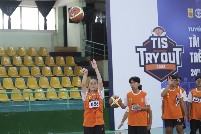Huỳnh Thị Ngoan chơi bóng cùng thí sinh TIS TRY OUT 2022, Tú &quot;Kobi&quot; tiết lộ bí quyết cao lớn - Ảnh 10.