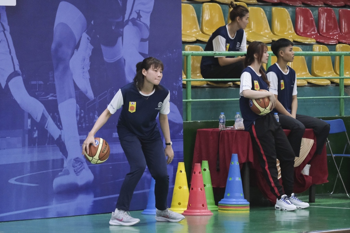 Huỳnh Thị Ngoan chơi bóng cùng thí sinh TIS TRY OUT 2022, Tú &quot;Kobi&quot; tiết lộ bí quyết cao lớn - Ảnh 5.